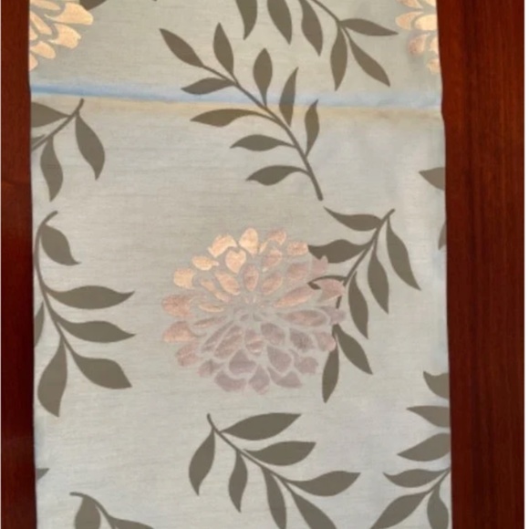 Table Runner - Picture 3 of 8